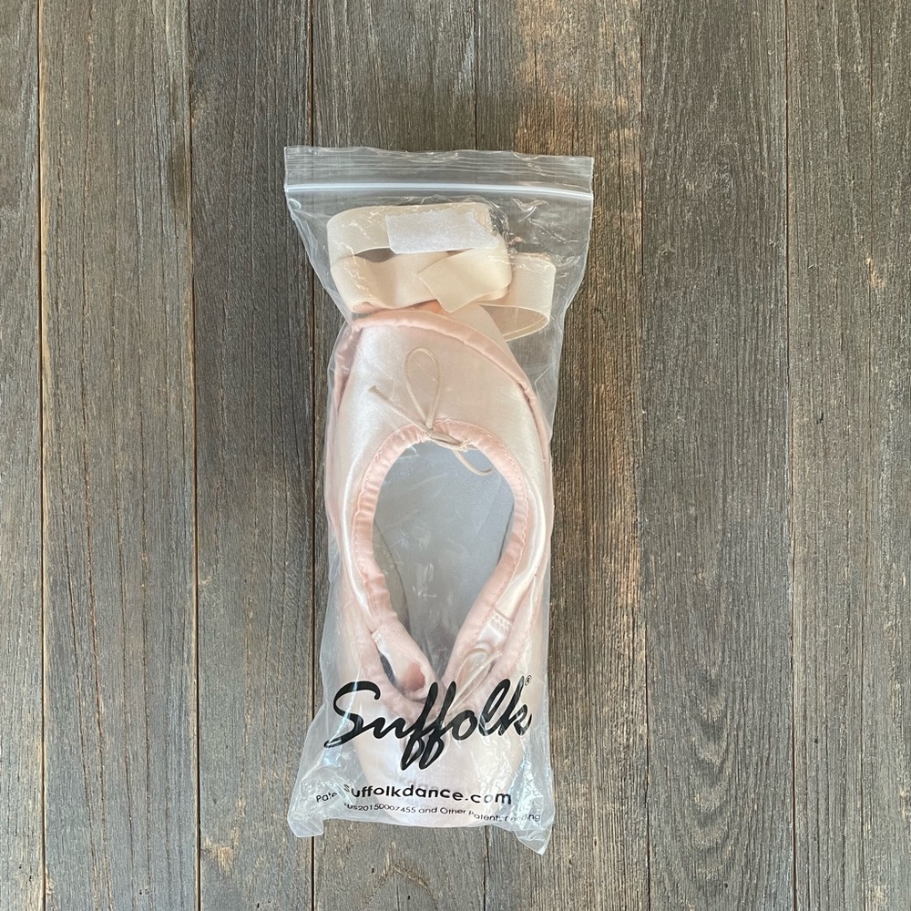 BRAND NEW Suffolk Stellar Light Pointe Shoes WITH ribbon and elastic 6 XXXX